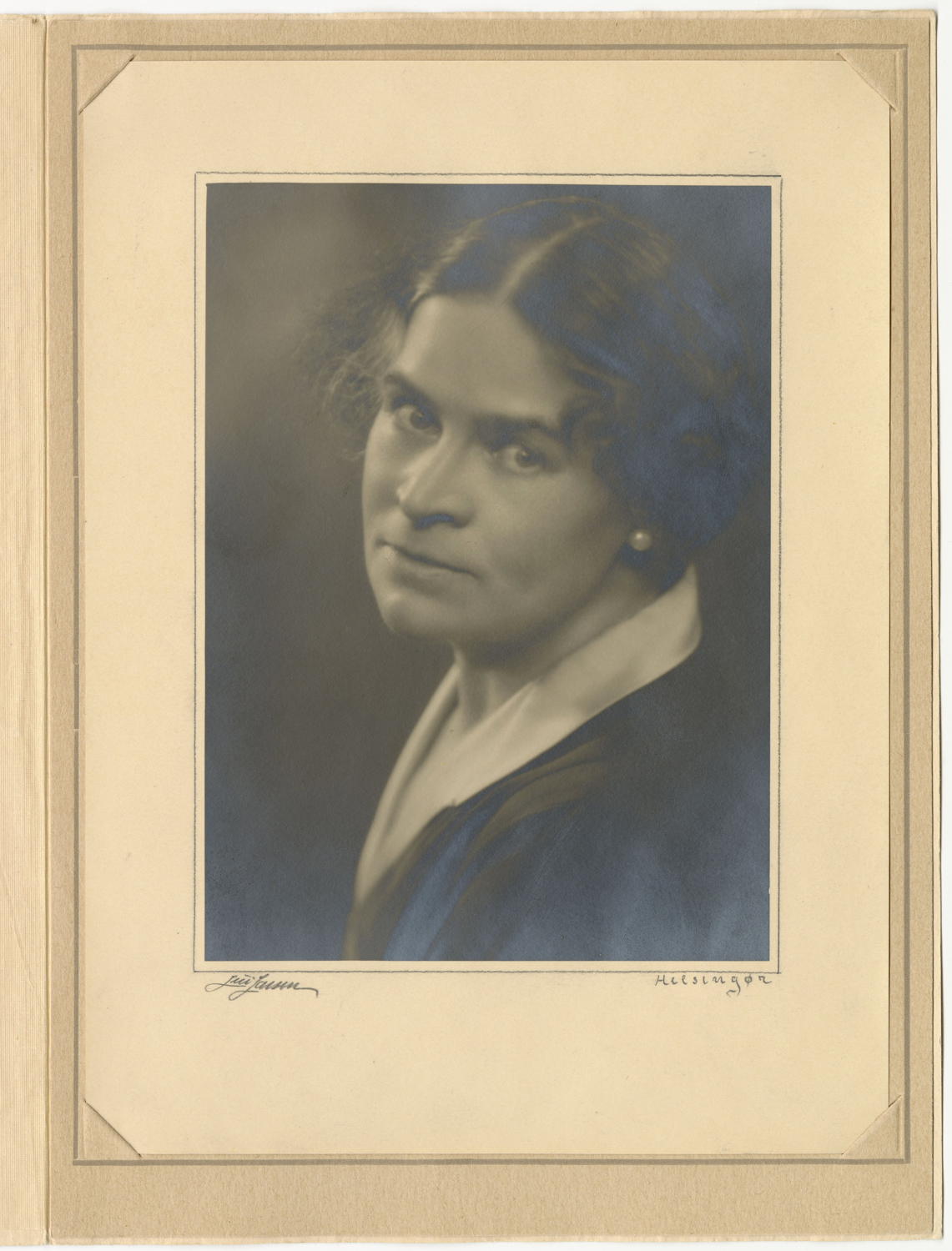 Kvinnoporträtt, 1920-40-tal.
