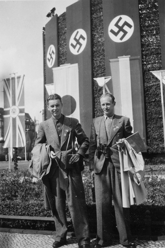 Två män framför flaggor och de tyska nazist ban...