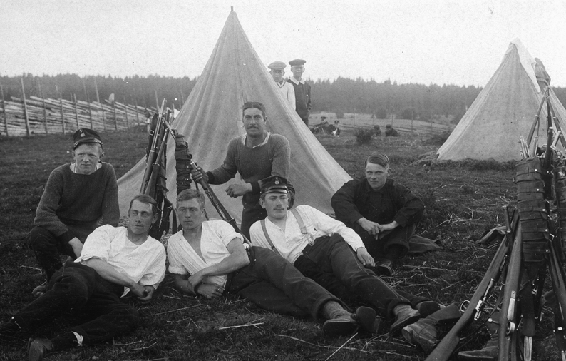 Vykort med motiv: soldater framför tält, pojkar...