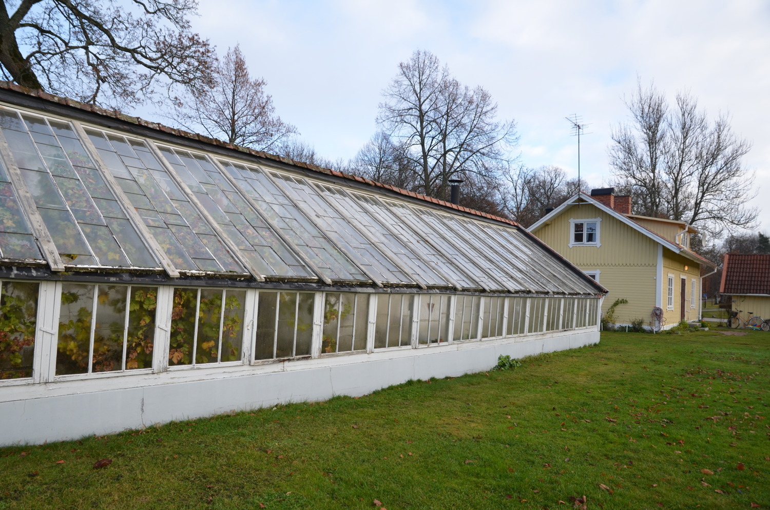 Växthuset vid Stjärnholms gård från sydväst inn...
