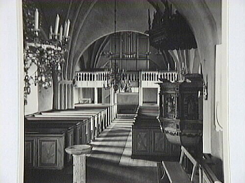Interiör med bänkinredning från 1926 och orgell...