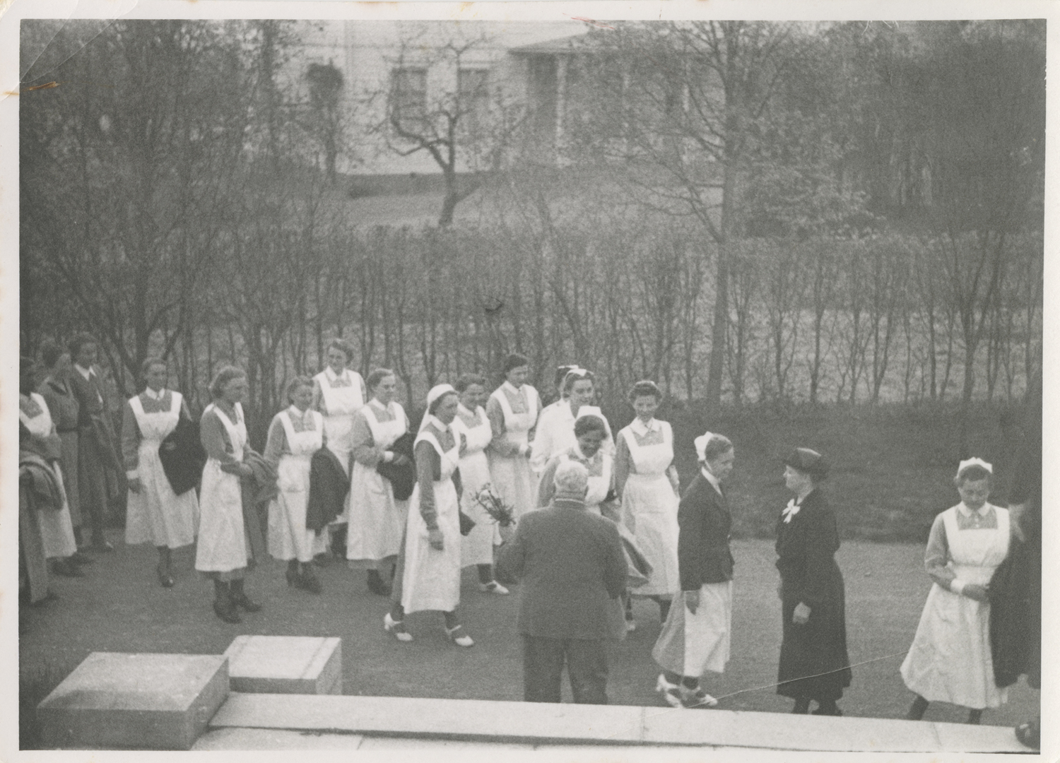 Sjuksystrar på sjukhusgården vid Kullbergska sj...