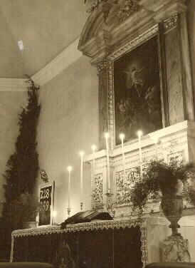 Altarljusen är tända, julstämmning i kyrkan.