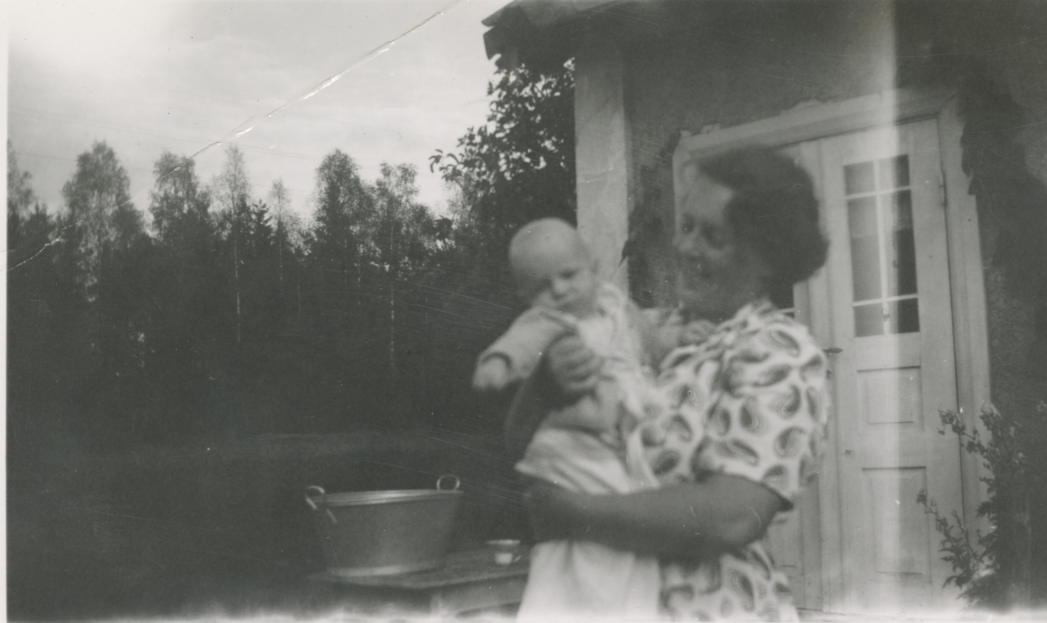 Hervor Wester (1909-2005) tillsammans med nyföd...