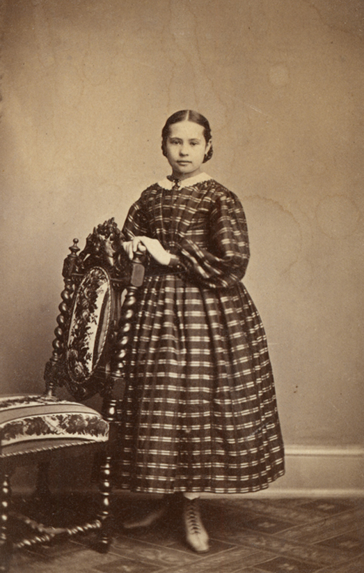 SLM P11-4225 - Ung flicka vid stol, klädd i vid klänning, 1860-tal