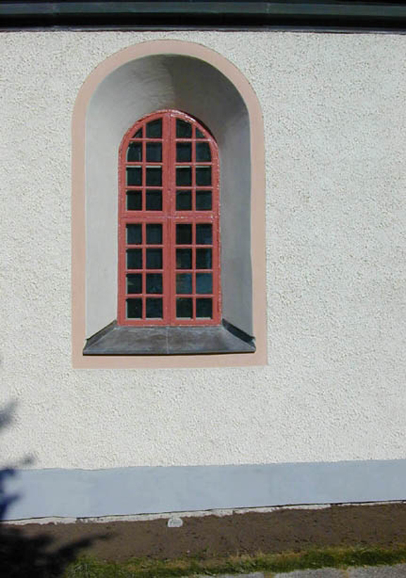 Sydfönster på långhuset på Flens kyrka efter fa...