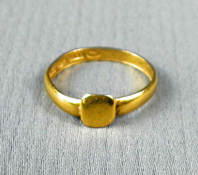 SLM 24690 - Fingerring av guld, Gustaf Folcker, Stockholm 1866