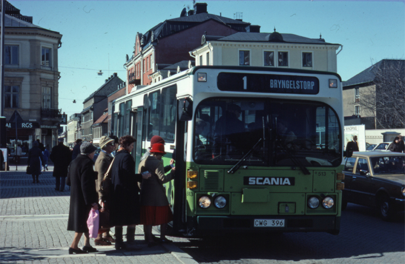 SLM SB13-690 - Passagerare kliver på en buss på Stora torget i Nyköping