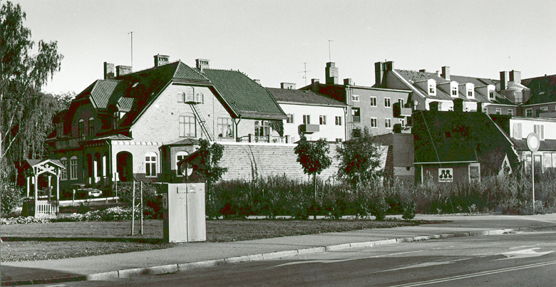 Järnvägsgatan 2, sedd från Källparken. Lokaler ...