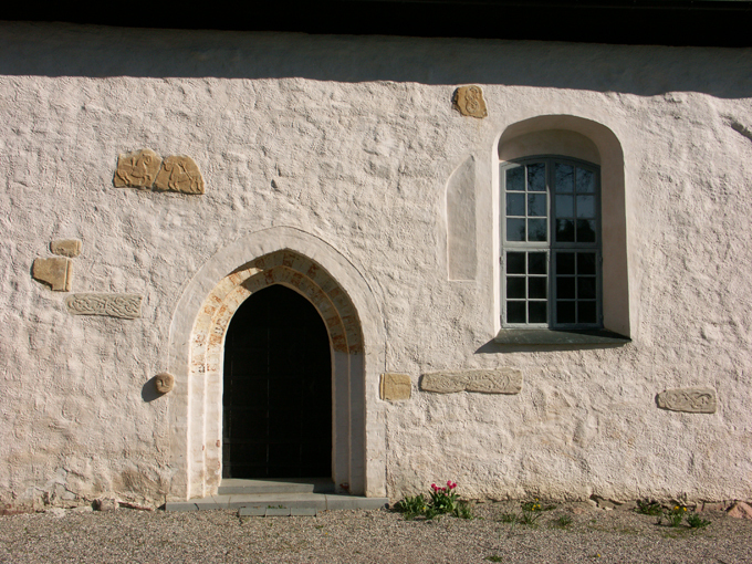 Hammarby kyrka. Exteriör, södra fasad med inmur...