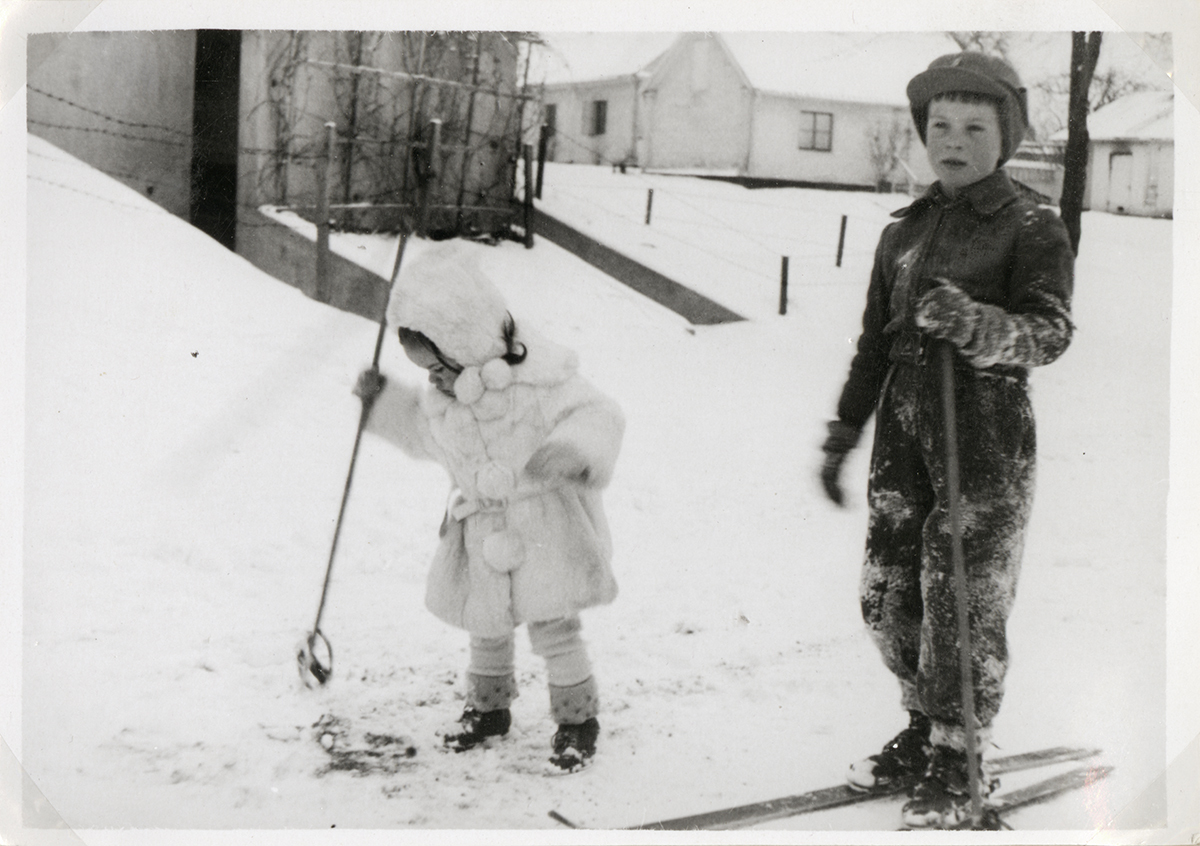 Syskonen Rolf och Yvonne Wohlin åker skidor, mö...