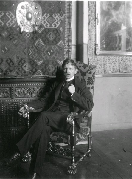 Bernhard Österman sittande i en fåtölj.