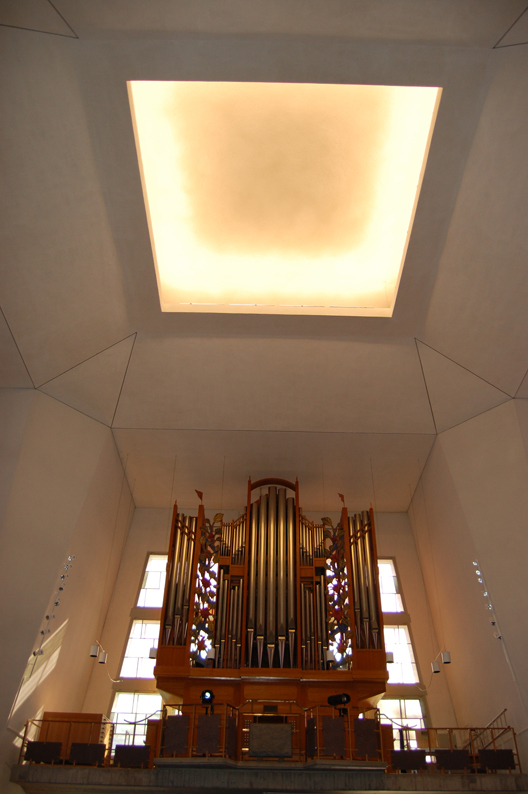 S:t Botvids kyrka, interiör. Kyrkans orgel och ...
