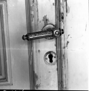 Detalj av dörrhandtag i dörr till övre lägenhet.