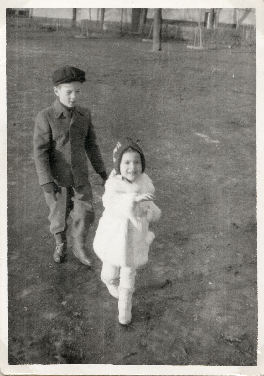 Syskonen Rolf och Yvonne Wohlin omkring år 1945
