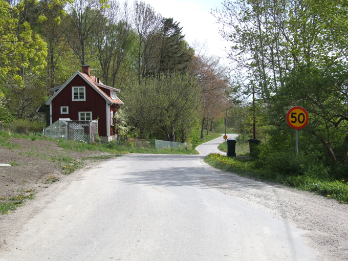 Vägen till Gåsinge kyrka från väster. Till väns...
