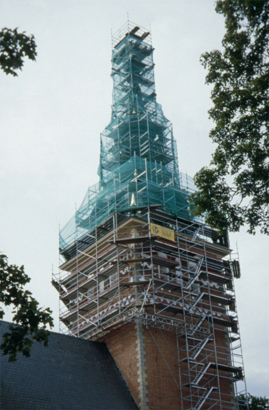 Tornet på Jäders kyrka innan järnkorset lyfts t...