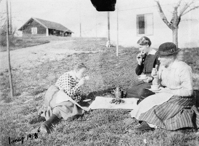 Tre kvinnor har kaffepaus i det gröna, maj 1915.