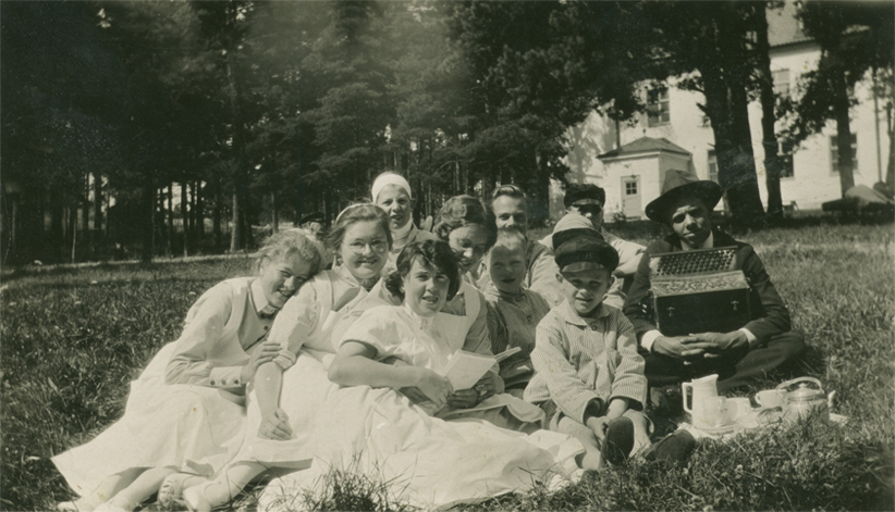 SLM P2013-1039 - Kafferep för personal och patienter vid epidemisjukhuset, Nyköping, 1930-tal