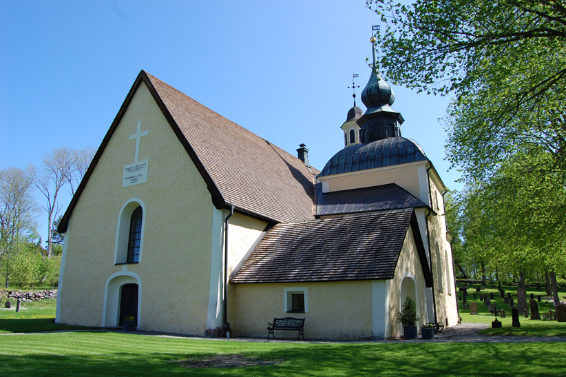Bälinge kyrka, exteriör från sydväst.