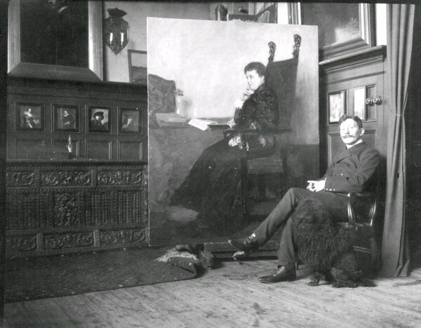 Bernhard Österman med hund sittande framför tav...