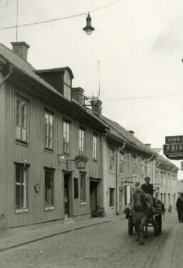Köpmansgatan med dess gamla bebyggelse i Eskils...