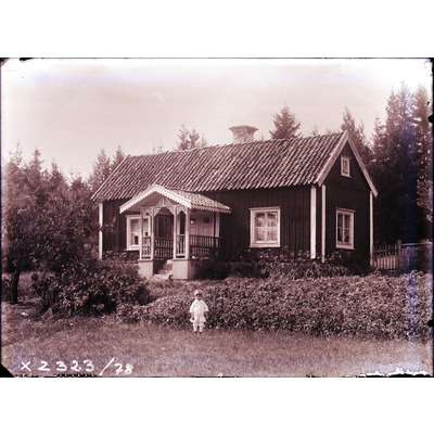 SLM X2323-78 - Stuga med snickarglädje, Strängnäs, 1900-tal
