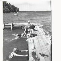 SLM POR52-2176-2 - Simundervisning vid Björkviks bad i Yngaren år 1952