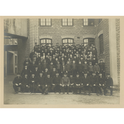 SLM P2022-0823 - Grupporträtt färgeriarbetare, tidigt 1900-tal