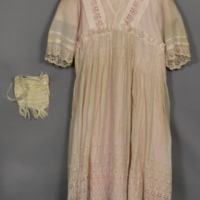 SLM 10670 1-2 - Klänning av rosa bomull och tillhörande virkad väska, omkring 1915