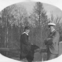 SLM P07-1300 - Mauritz Ahlstrand (1898-1995) i studentmössa, flicka bredvid honom, ca 1917