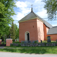 SLM D10-1101 - Toresunds kyrka, kyrkoanläggningen, kyrkans entré. Kyrkogård med kallmur runt om.