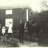 SLM M001505 - Bonde Lars Ersson i Mogetorp med familj, hund och häst