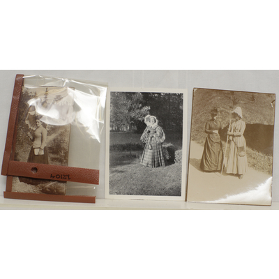 SLM 12104 - Etui innehållande tre foton av kvinnor