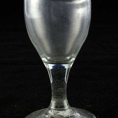 SLM 4499 - Glas på fot, ovoid kupa och fot med omvikt kant, troligen 1800.talets början