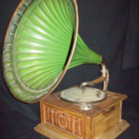 SLM 15407 - Trattgrammofon med grönmålad tratt, His Masters Voice, från tidigt 1900-tal