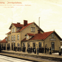 SLM P07-1881 - Färglagt vykort (Södra) stationen i Nyköping, tidigt 1900-tal