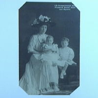 SLM M000929 - Kronprinsessan Margaretha med prinsarna Sigvard och Gustaf Adolf 1908