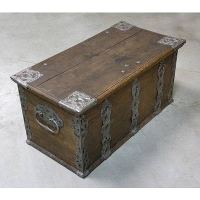 SLM 15989 - Omålad kista med rikt utsmyckade silvermålade beslag
