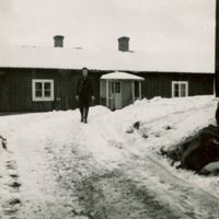 SLM P12-1499 - Ebba Von Eckermann utanför Haga gård på vintern 1952