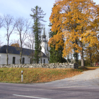 SLM D08-811 - Stenkvista kyrka, kyrkomiljö med skolhus väster om kyrkan.