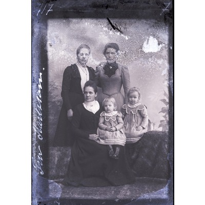 SLM X117-76 - Porträtt på tre kvinnor och två barn