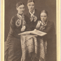 SLM P2014-965 - Edla Land, Hilda Jacobi och Anna Broling, ca 1880
