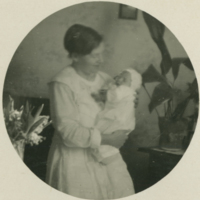 SLM P2013-798 - Helga Segerberg med sin nyfödda dotter Thorun, 1923