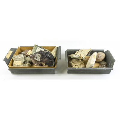 SLM 59337 - Två lådor av bleckplåt med mineral och bergarter, från Paulinska skolan i Strängnäs