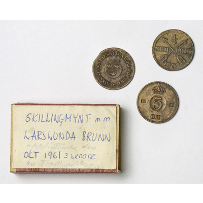 SLM 59345 - Ask med en pollett (1799) och två mynt, från Larslunda brunn, Strängnäs