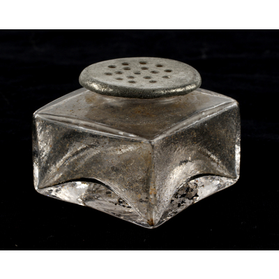 SLM 11945 10 - Fyrkantig glasdosa med hål i locket, troligen sanddosa, skrivtillbehör