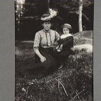 SLM AR10-1241410 - Fru Anna Olsson med dotter, Roligheten ca 1893