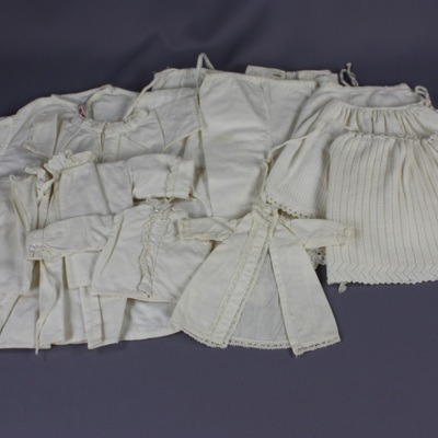 SLM 11879 8 - Underkläder till docka, 1800-talets slut