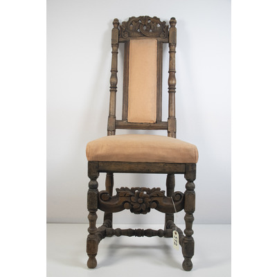 SLM 572 - Stol med svarvade ben och snidad dekoration, stoppad ryggbricka, barock